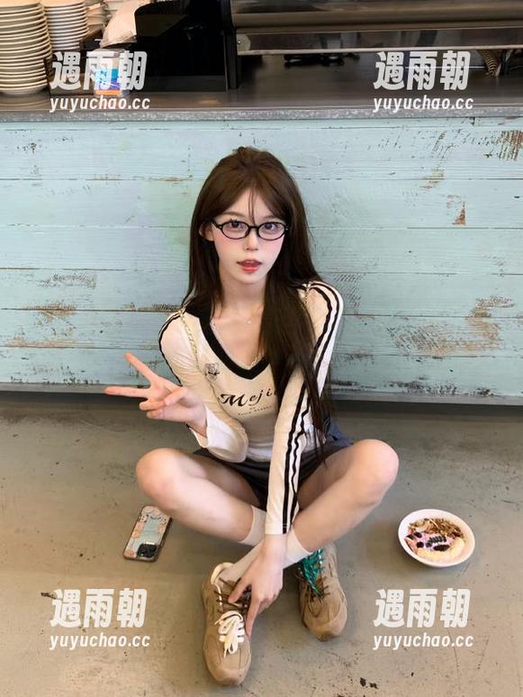 “我要吃瓜”网址新发布的视频，竟然揭露了明星们的秘密吃瓜姿势！