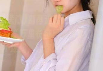 别再追逐无聊的新闻了，加入我们！“万里长征黑料传送门”保证永不迷路，让你天天见奇事！